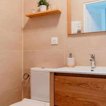 - Chez René Apartment